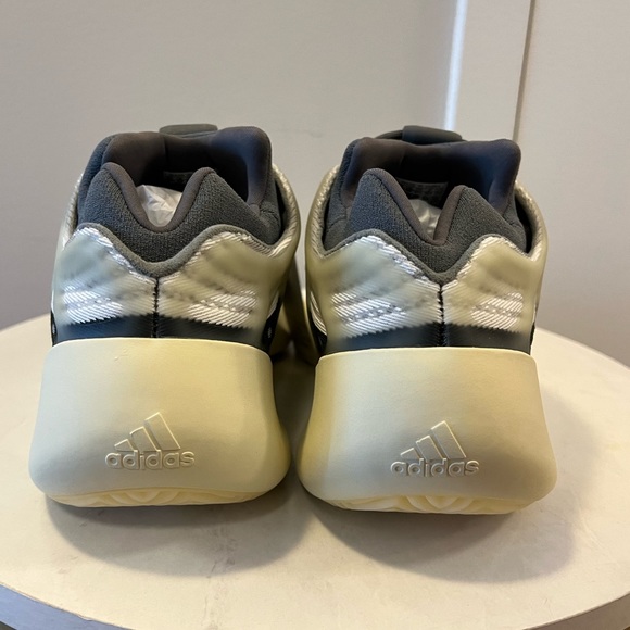 Yeezy 700 V3 Salt- Size 12.5 (Fits like 12) Brand New (Deadstock) - Picture 8 of 8